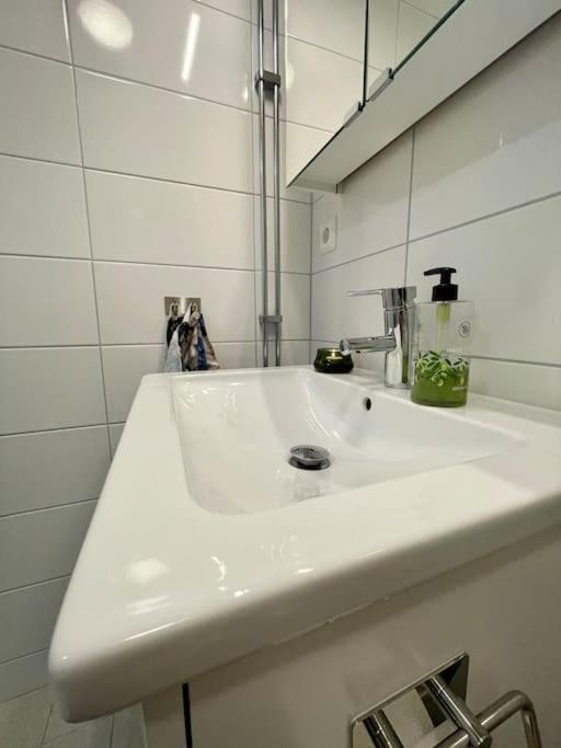 Newly Built Bright Apartment, Close To Everything If You Want To Visit Stockholm, You Will Find The Perfect Accommodation Here! Ferry Line 80 Makes It Very Convenient And Easy To Get To The City Center ناكا المظهر الخارجي الصورة